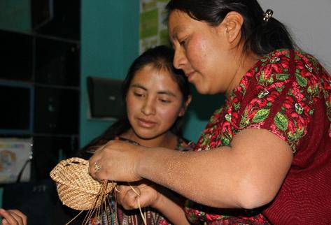 Mujeres presentan productos innovadores para llegar a más mercados. (Foto Prensa Libre: cortesía Agexport)