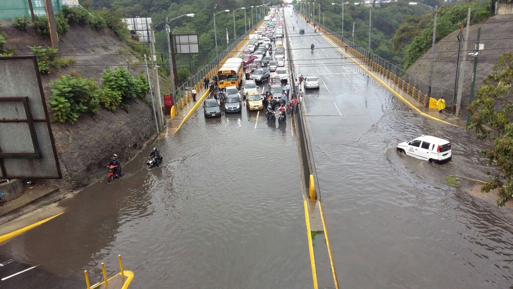 El puente El Naranjo se inundó el pasado miércoles debido a las fuertes lluvias: (Foto Prensa Libre: @lichalopz)