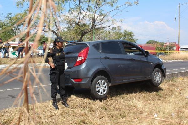 El cadáver de Cayetano Meléndez quedó en el interior del vehículo, el cual quedó a la orilla de la carretera en Escuintla. (Foto Prensa Libre: Melvin Sandoval)