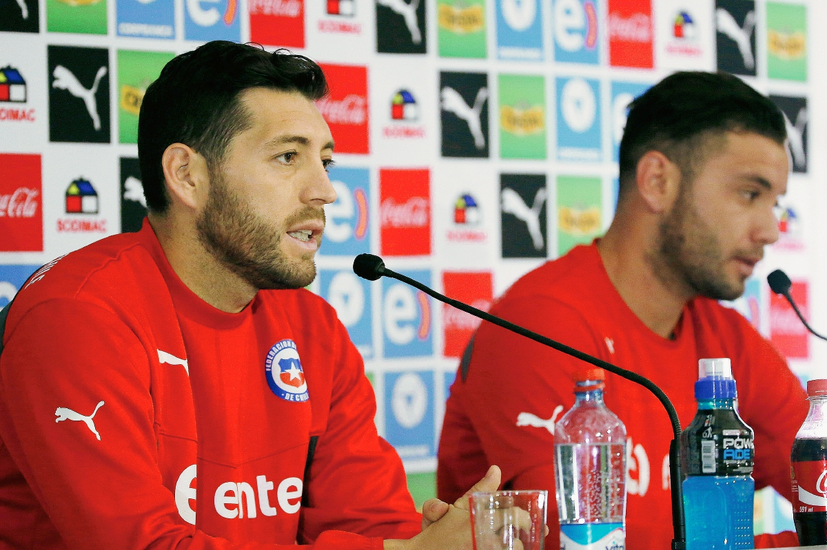 Los jugadores de la selección chilena de fútbol José Rojas y Eugenio Mena en una rueda de prensa  en el complejo Fernando Riera de Santiago. (Foto Prensa Libre: EFE)