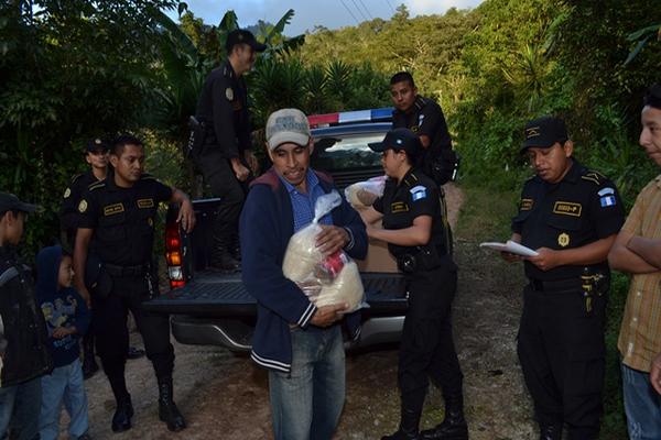 Las fuerzas de seguridad de Chiquimula gestionaron víveres para vecinos de Quetzaltepeque afectados por las inundaciones. (Foto Prensa Libre: Edwin Paxtor)<br _mce_bogus="1"/>