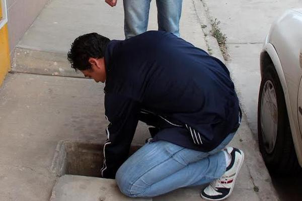 Vecinos de la cabecera tratan de proteger sus medidores de agua ante los constantes robos que se producen en horas de la madrugada (Foto Prensa Libre: HUGO OLIVA).