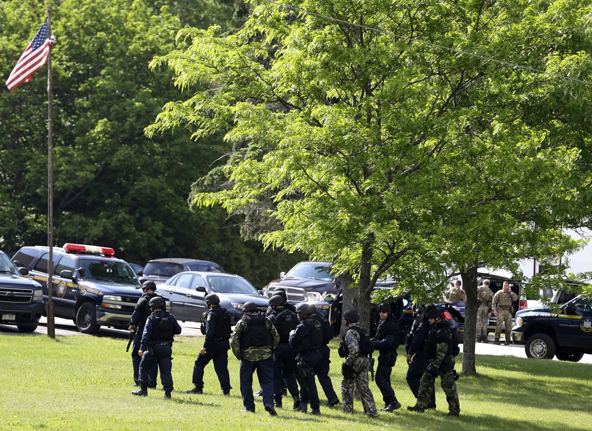 <em>Policías cercan el área donde podrian estar los reos fugados el fin de semana reciente. (Foto Prensa Libre: AP).</em>