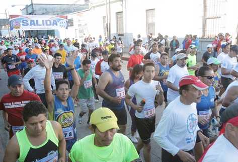 Personas con capacidades especiales, atletas aficionados y de élite compitieron en la Carrera de la Luz y el Sonido. (Foto Prensa Libre: Esbin García)