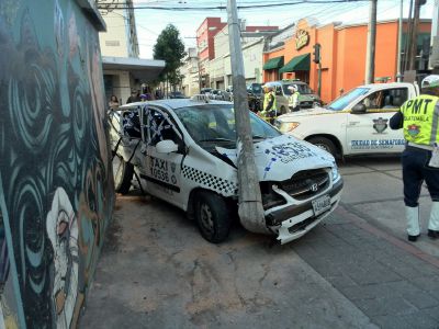 Un muerto y dos personas heridas deja accidente de tránsito en el Centro Histórico de la capital. (Foto Prensa Libre: E. Paredes)