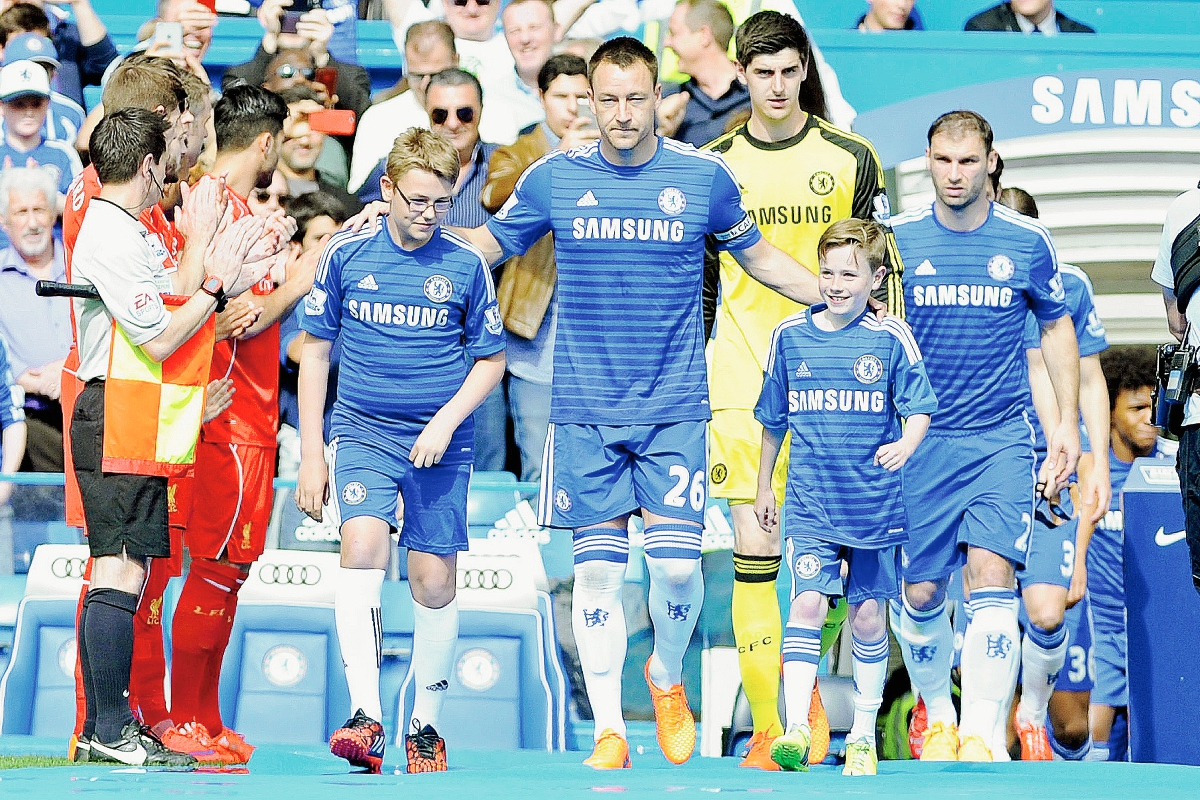 John Terry encabezó la salida del Chelsea al campo. (Foto Prensa Libre: EFE)