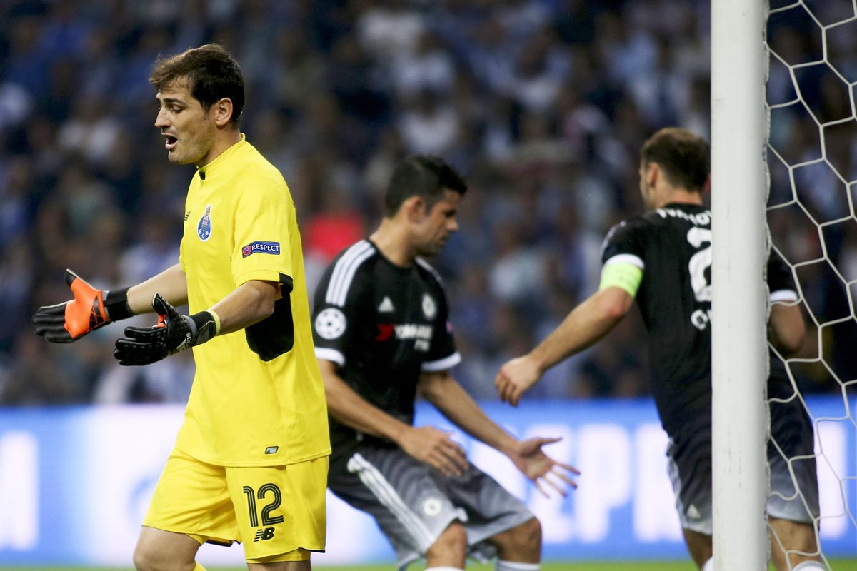 Iker Casillas reacciona molesto tras la anotación de William en el juego de ayer. (Foto Prensa Libre: EFE)