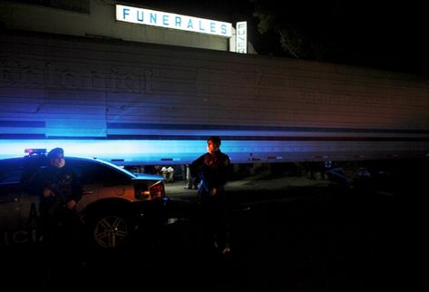 Soldados y policías custodian una funeraria donde yacen los cuerpos de los masacrados. (Foto: AP)