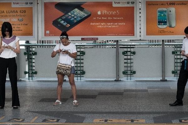 la adicción a las nuevas tecnologías causa estrés y distrae a las personas, lo cual repercute en el trabajo y en la vida en familia. (Foto Prensa Libre: AFP)