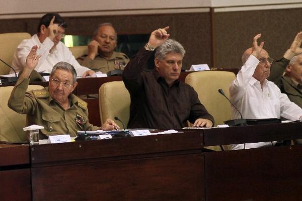 Raúl Castro y Miguel Díaz-Canel, presidente y vicepresidente,  votan a favor de la nueva ley. (Foto Prensa Libre: AP)