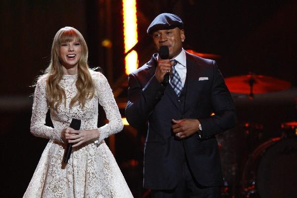 Taylor Swift y LL Cool J  fueron los maestros de ceremonia del evento. (Foto Prensa Libre: AP)