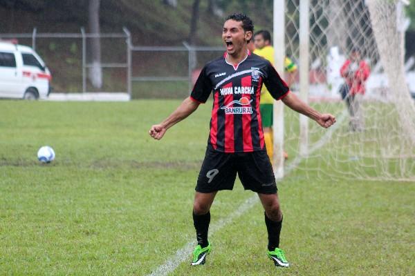 Danilo Guerra fue la gran figura de Carchá, al anotar los tres goles en el triunfo contra Jalapa. (Foto Prensa Libre: Eduardo Sam)