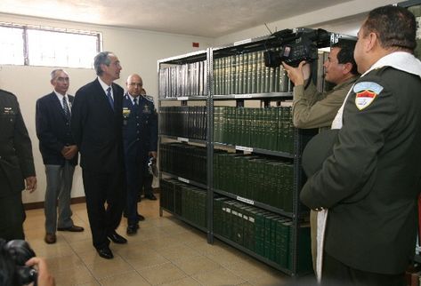 El presidente Álvaro Colom participó en la apertura de los archivos militares. (Foto Prensa Libre: Esbin García)