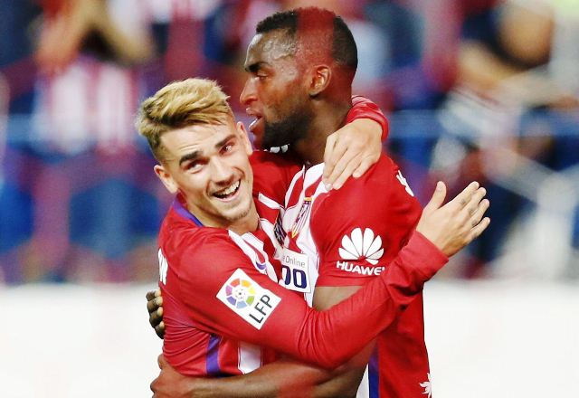 El delantero francés del Atlético de Madrid Antoine Griezmann (i) celebra su segundo gol con el colombiano Jackson Martínez. (Foto Prensa Libre: EFE)