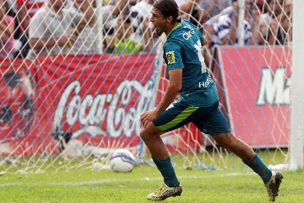 El uruguayo Santiago López festeja la anotación del empate para Municipal. Marcó su segundo gol del torneo, en Morales. (Foto Prensa Libre: Romeo Rios)