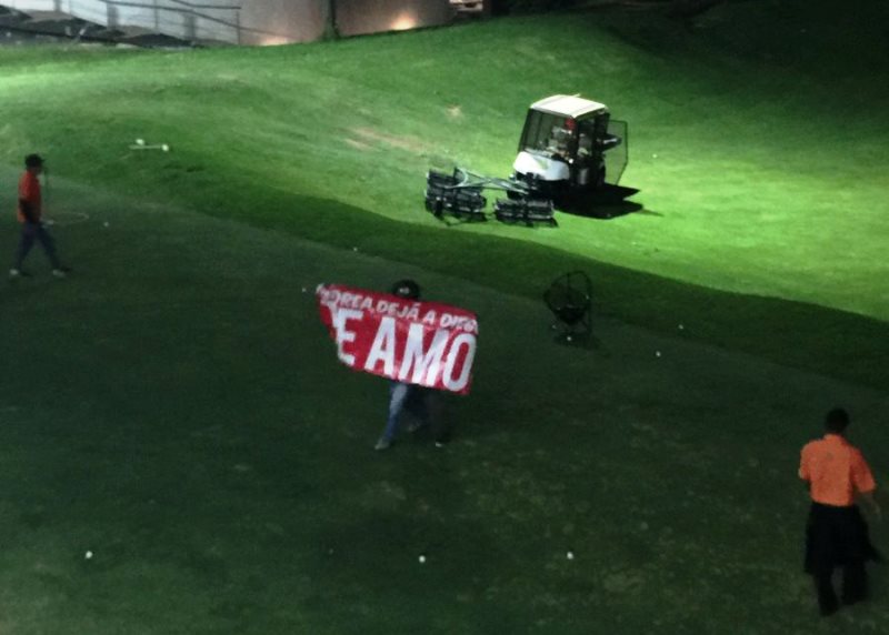 El hombre ingresó a bordo de una motocicleta al campo de golf. (Foto Prensa Libre: Tomada de Twitter)