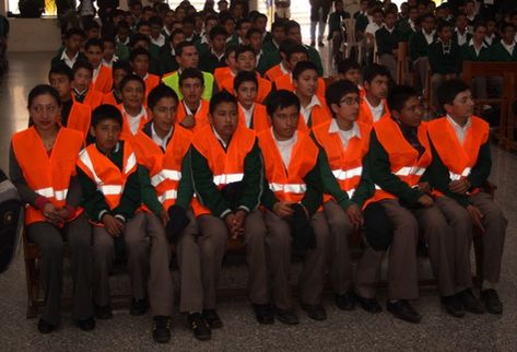 Los nuevos patrulleros escolares en la graduación. (Foto Prensa Libre: Eduardo González)