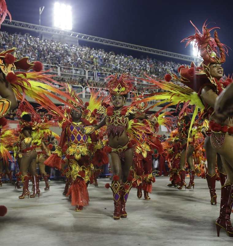Танец карнавал. Карнавал в Рио-де-Жанейро. Карнавал Рио де Жанейро танцы. Самба карнавал в Бразилии. Самба на карнавале в Рио.