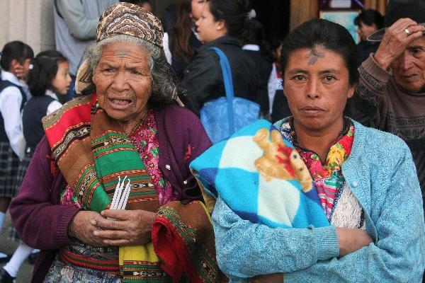 En Xelajú, miles de personas acudieron a las iglesias    a recibir la  cruz en la frente, un ritual que se realiza el Miércoles de Ceniza y que da inicio a la Cuaresma, un período de penitencia, sacrificio,  ayuno y conversión para los fieles.