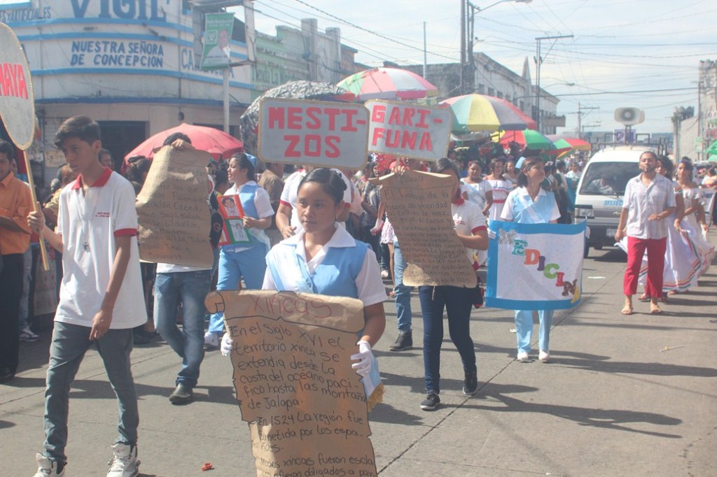 Estudiantes muestran civismo en caminata efectuada en la ciudad de Escuintla. (Foto Prensa Libre: Melvin Sandoval)