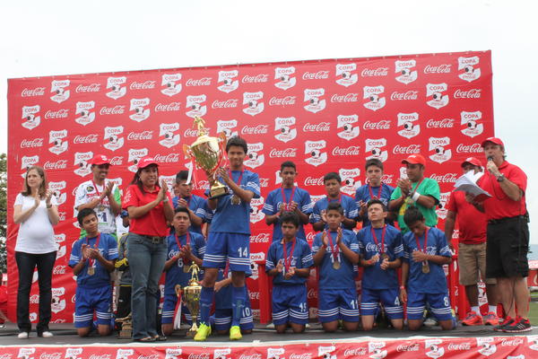 El equipo del Tecnológico Informático de Cobán fueron los subcampeones. (Foto Prensa Libre: cortesía Coca Cola)