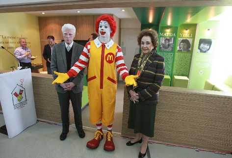 Aldo Castañeda,  Ronald McDonald y Yolanda Fernández de Cofiño inauguran la sala.