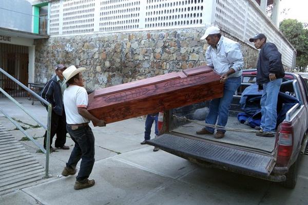 Familiares ingresan el cadáver de Alex Manfredo González a la morgue de la ciudad de Jalapa. (Foto Prensa Libre: Hugo Oliva)