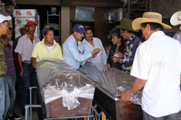 Familiares permanecen junto a los ataúdes que contienen los restos de los dos hermanos ultimados, en Jalapa. (Foto Prensa Libre: Hugo Oliva) <br _mce_bogus="1"/>