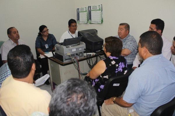 Parte del grupo de exconcejales interpone la demanda contra la comuna local, en el Juzgado de Trabajo de Jutiapa. (Foto Prensa Libre: Óscar González)