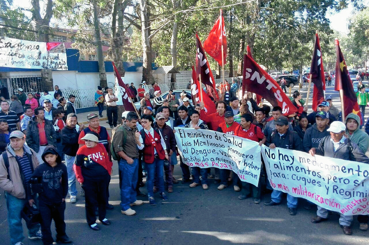 Salubristas piden reinstalación de personal. (Foto Prensa Libre: Estuardo Paredes).