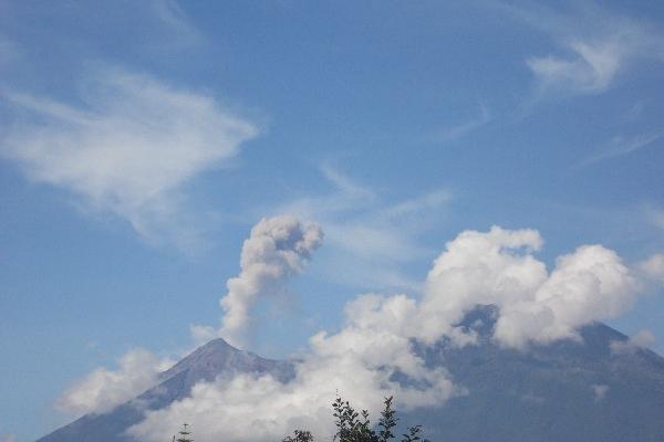 El cielo azul sirve de marco a los eternos custodios de Antigua Guatemala, fieles testigos del paso implacable del tiempo.<br _mce_bogus="1"/>