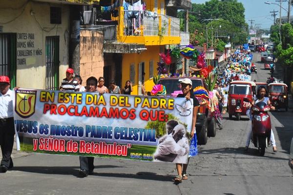 Miembros de una iglesia evangélica marchan en Retalhuleu para pedir por la unidad familiar. (Foto Prensa Libre: Jorge Tizol)<br _mce_bogus="1"/>