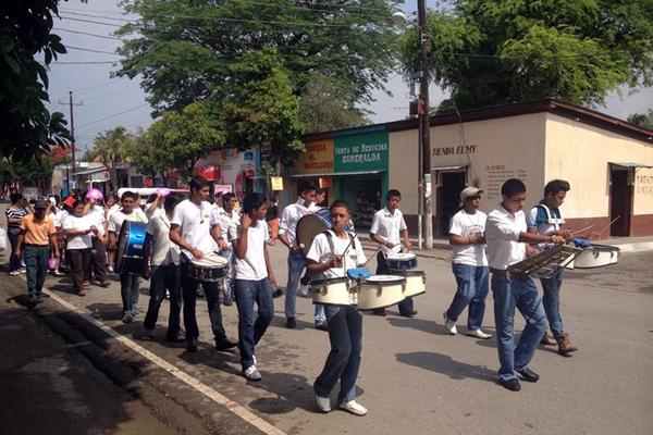 Estudiantes participan en el desfile inaugural de la jornada de vacunación, en El Jícaro. (Foto Prensa Libre: Hugo Oliva) <br _mce_bogus="1"/>