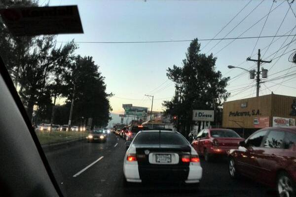 Tránsito para ingresar a la capital desde ruta al Pacífico. (Foto cortesía de César Samayoa)