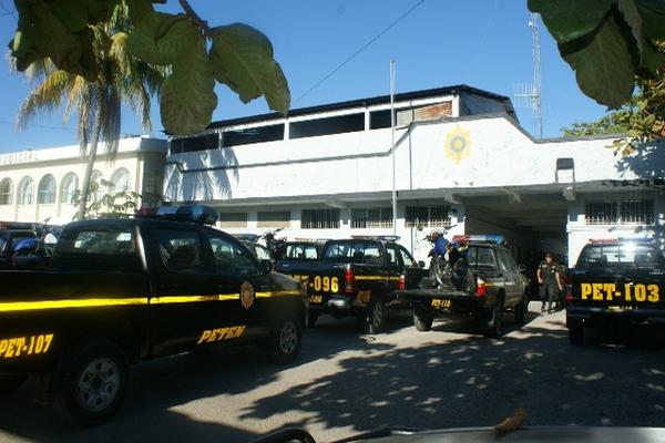 Entregan un lote de vehículos a la Polícia Nacional Civil de Petén. (Foto: Rigoberto Escobar).<br _mce_bogus="1"/>