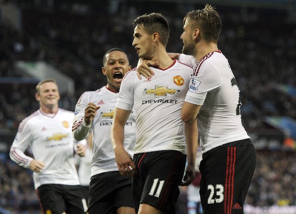 Adnan Januzaj festeja tras anotar el único gol del partido. (Foto Prensa Libre: EFE)