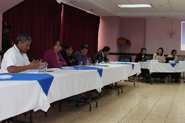 Vecinos de Totonicapán comparten experiencias sobre la participación indígena en los comicios.