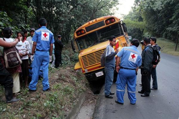 Accidente de bus deja dos heridos y varias personas con crisis nerviosa. (Foto Prensa Libre: Rolando Miranda)