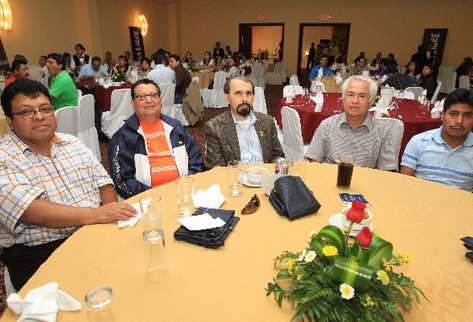 dirigentes de Steplea, durante la celebración de Prensa Libre ayer, por el Día del Tipógrafo.