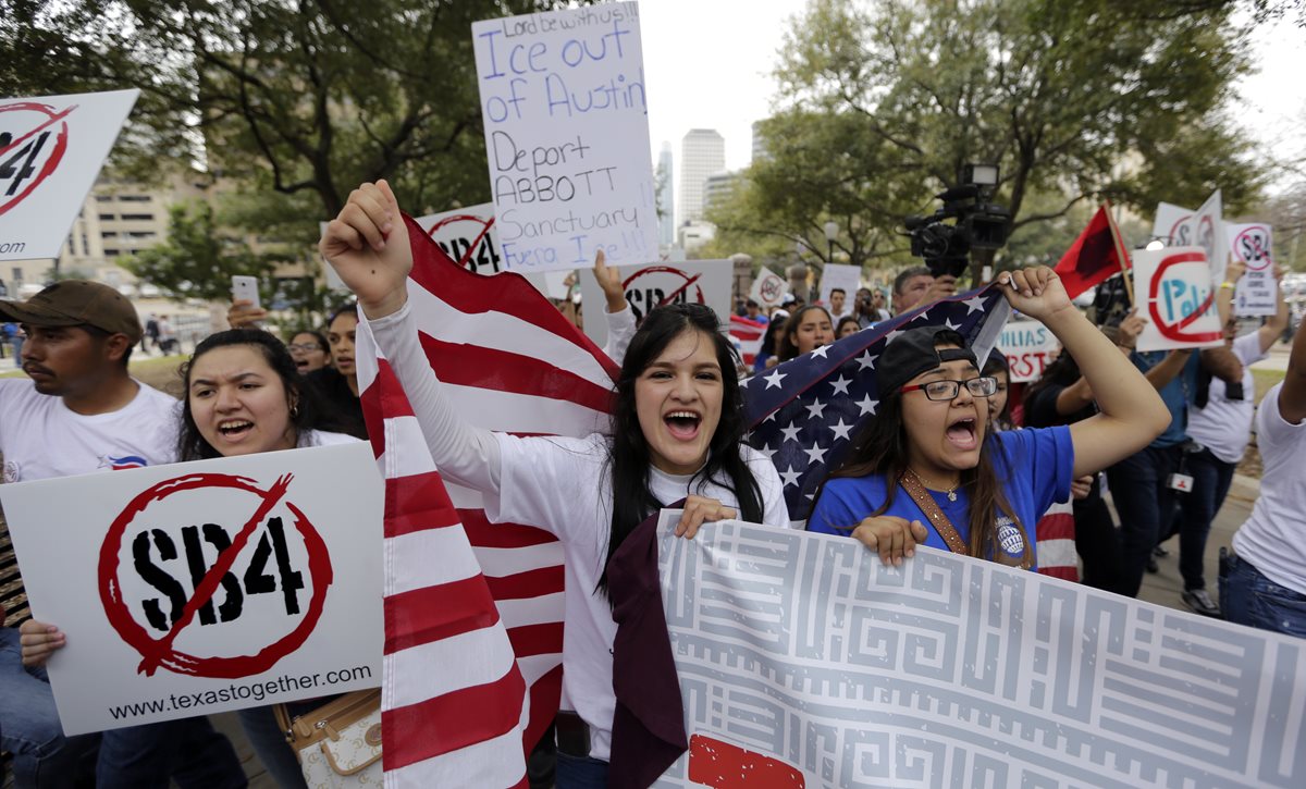 Manifestantes en Austin, Texas, exigen el respeto a los derechos de los migrantes. (Foto Prensa Libre: AP)