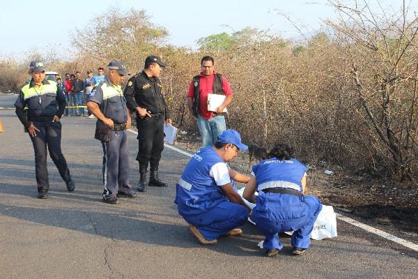 Investigadores cubren el cadáver  carbonizado que fue encontrado en Jutiapa.