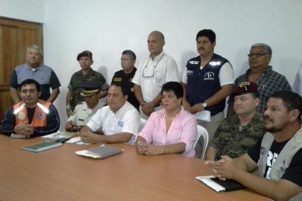 Autoridades informan de la alerta por el brote de gripe aviar en la zona fronteriza con Belice. (Foto Prensa Libre: Rigoberto Escobar) <br _mce_bogus="1"/>