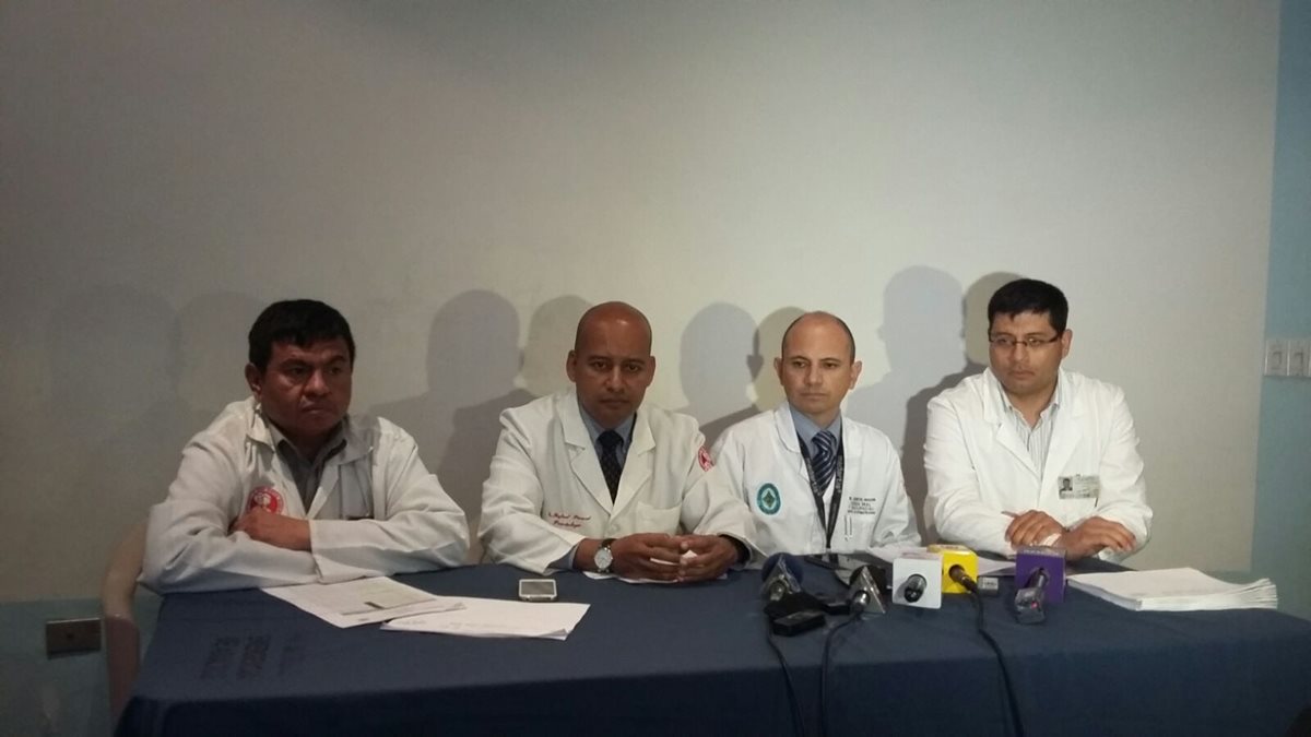 Médicos del Hospital Roosevelt continúa el cierre de la consulta externa. (Foto Prensa Libre: Edwin Bercián)