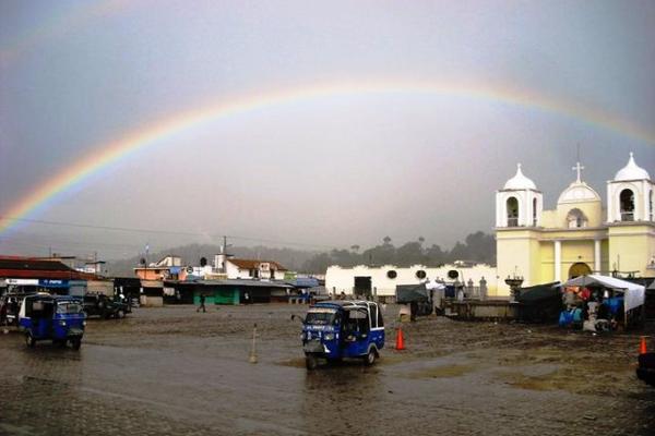 Después de una tarde lluviosa un bonito arcoiris. (Foto Prensa Libre: William Estrada)<br _mce_bogus="1"/>