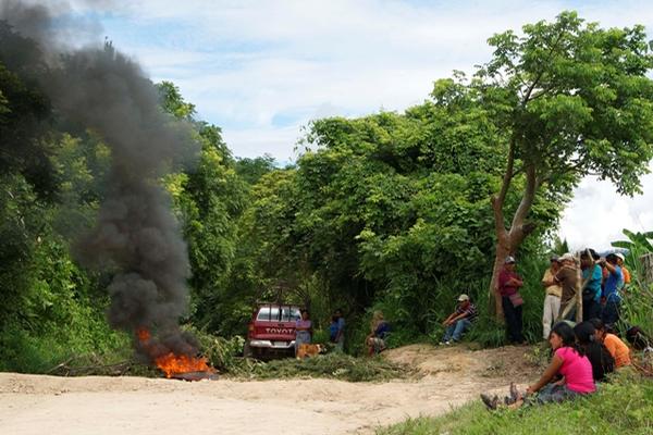 Vecinos de varias aldeas de Rabinal, durante el bloqueo en rechazo al aumento de pasaje. (Foto Prensa Libre: Carlos Grave)<br _mce_bogus="1"/>