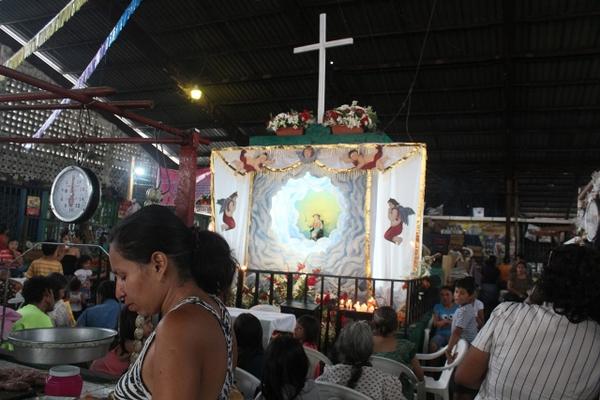 Altar del Niño de Atocha en el mercado cantonal de la zona 2 de Escuintla. (Foto Prensa Libre: Melvin Sandoval)