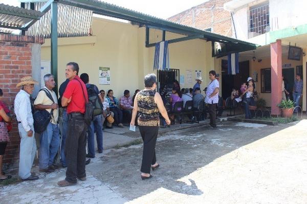 Afiliados del IGSS esperan ser atendidos en la farmacia de esa institución, en Jutiapa. (Foto Prensa Libre: Óscar González)