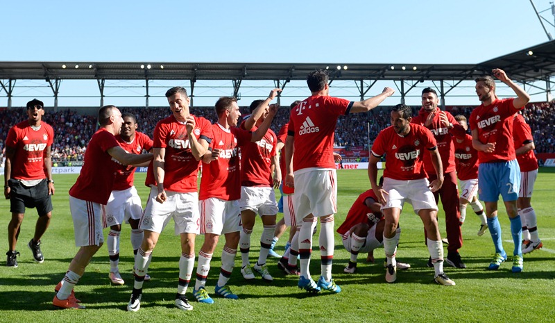 El Bayern se lavó la cara luego de ser eliminado en Champions y festejó el título de Bundesliga. (Foto Prensa Libre: AFP)