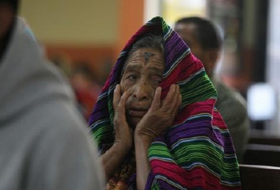 Miles de católicos recibieron hoy la cruz de ceniza que marca el comienzo de la cuaresma.