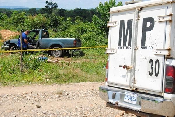 Perito del Ministerio Público examina escena de crimen, en Izabal. (Foto Prensa Libre: Edwin Perdomo)